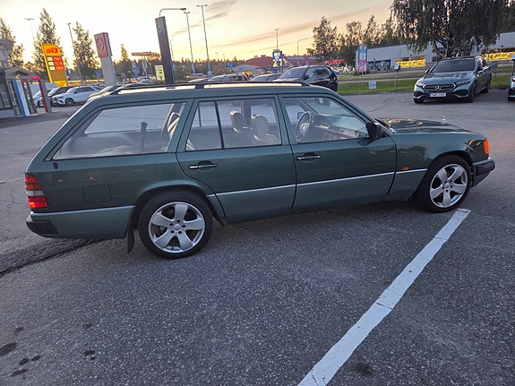 Mercedes-Benz 300 TD 3 of 5