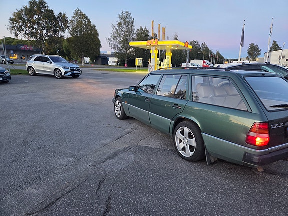 Mercedes-Benz 300 TD 2 of 5