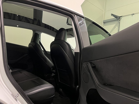 Tesla Model Y 9 of 29