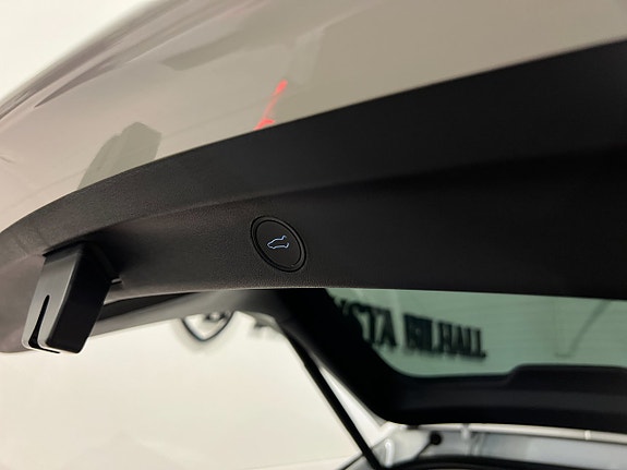 Tesla Model Y 11 of 29