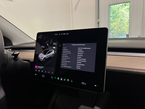 Tesla Model Y 23 of 29