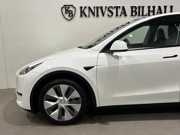 Tesla Model Y 28 of 29