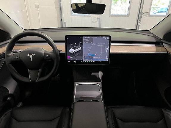 Tesla Model Y 16 of 29