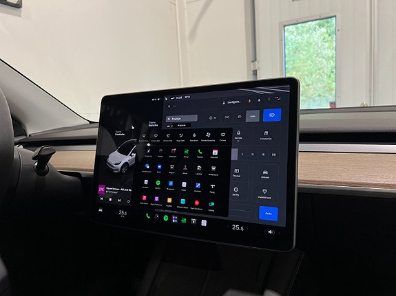 Tesla Model Y 24 of 29