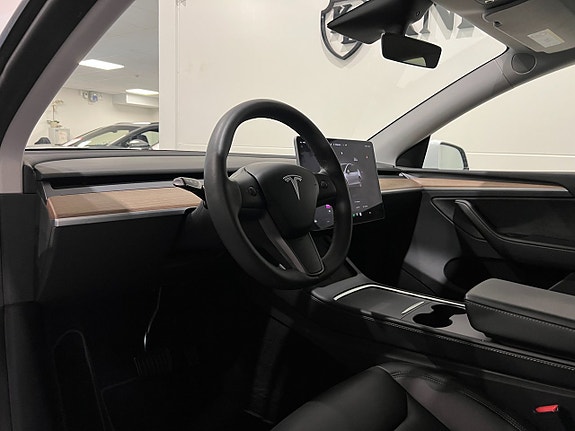 Tesla Model Y 6 of 29