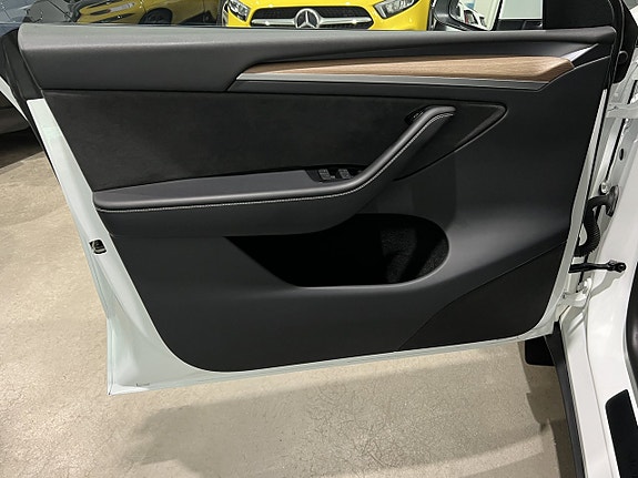 Tesla Model Y 8 of 29