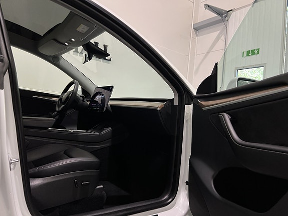 Tesla Model Y 25 of 29