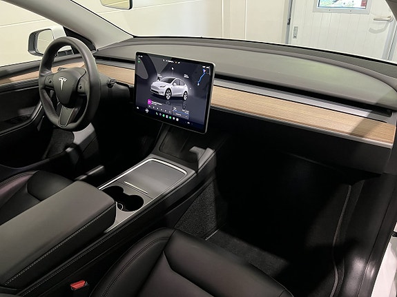 Tesla Model Y 15 of 29