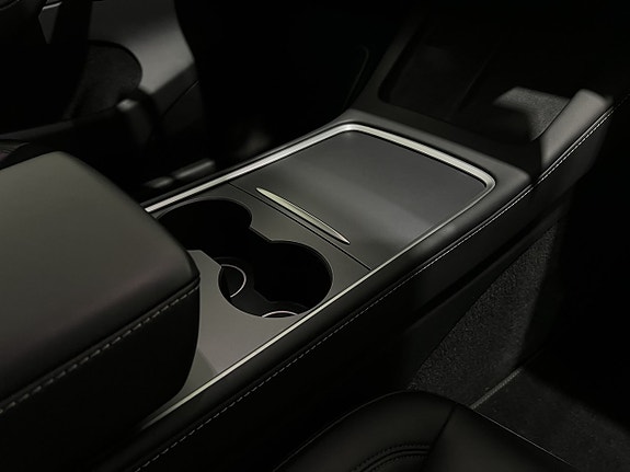 Tesla Model Y 19 of 29