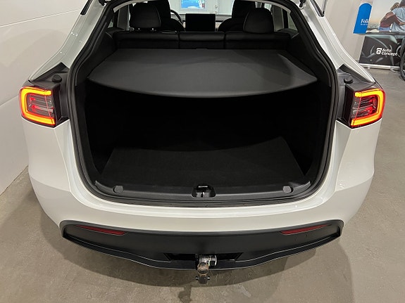 Tesla Model Y 10 of 29