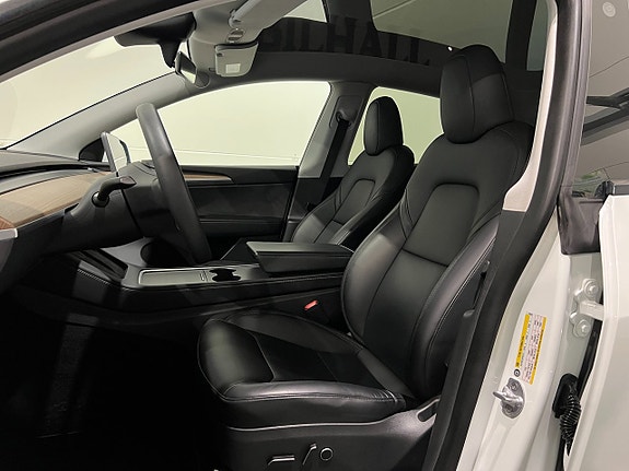 Tesla Model Y 7 of 29
