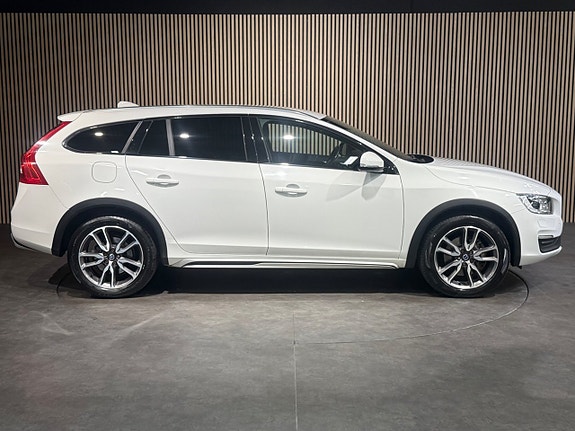 Volvo V60 Cross Country 3 of 24