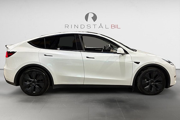 Tesla Model Y 8 of 19