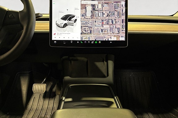 Tesla Model Y 13 of 19