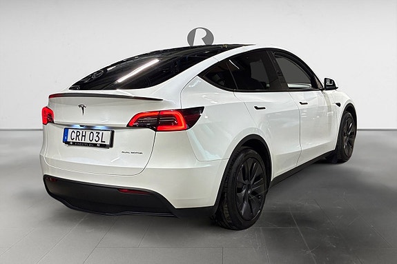 Tesla Model Y 7 of 19