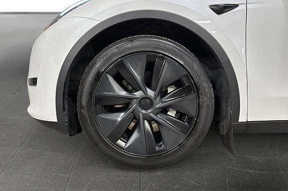 Tesla Model Y 18 of 19