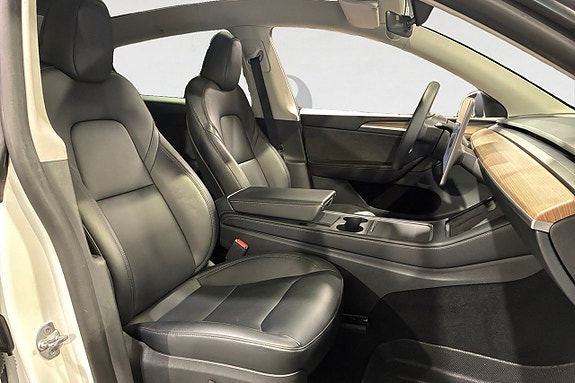 Tesla Model Y 16 of 19