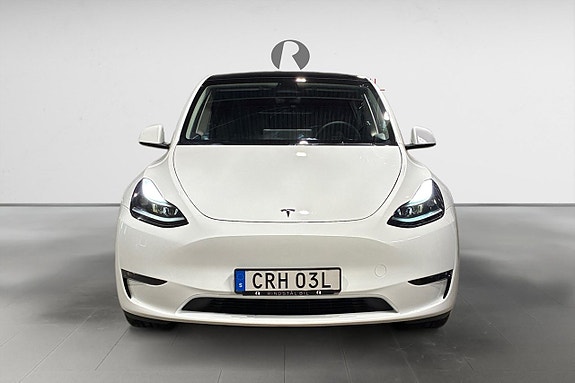 Tesla Model Y 10 of 19