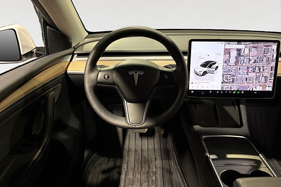 Tesla Model Y 14 of 19