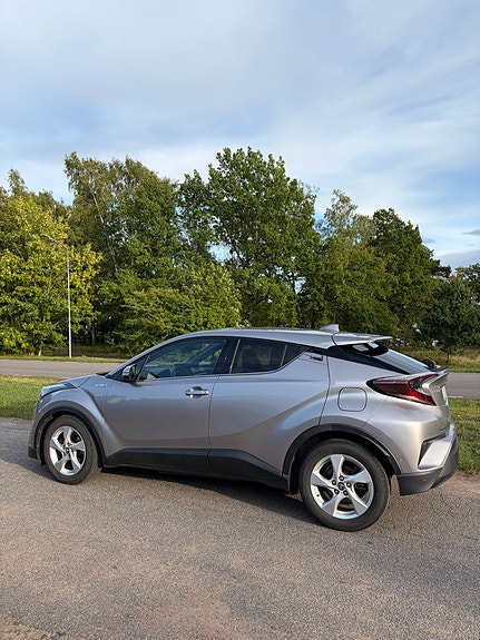 Toyota C-HR 3 of 8