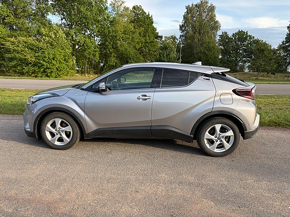 Toyota C-HR 2 of 8