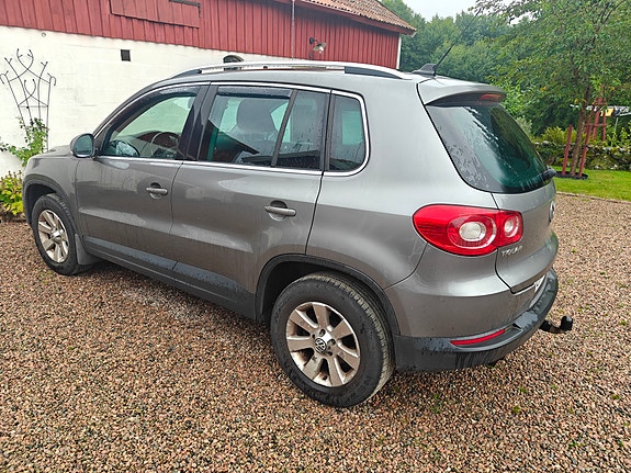 Volkswagen Tiguan 2 of 3