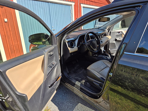 Toyota RAV4 10 of 13