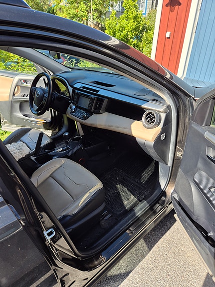 Toyota RAV4 8 of 13