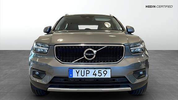 Volvo XC40 2 of 12