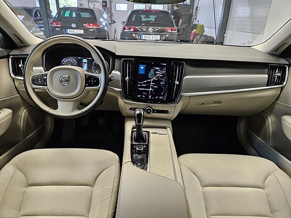 Volvo V90 10 of 28