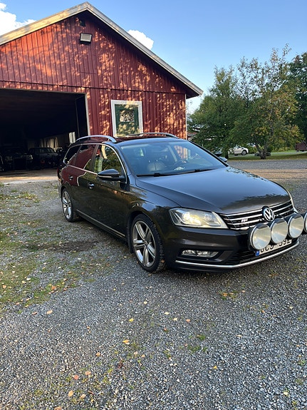 Volkswagen Passat 2 of 12