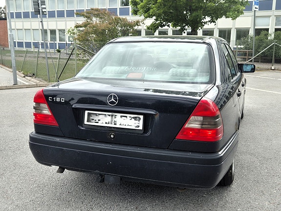 Mercedes-Benz C180 4 of 7