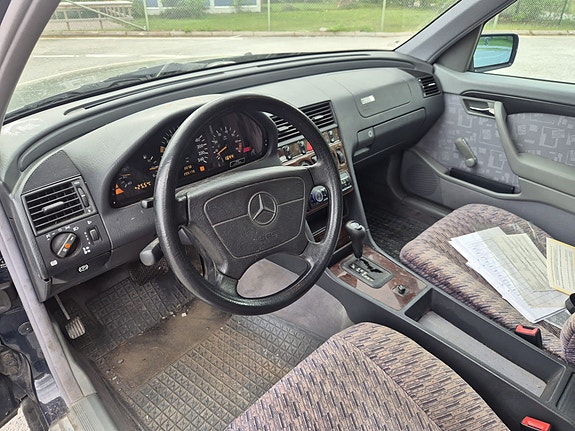 Mercedes-Benz C180 5 of 7