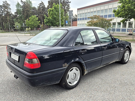 Mercedes-Benz C180 2 of 7