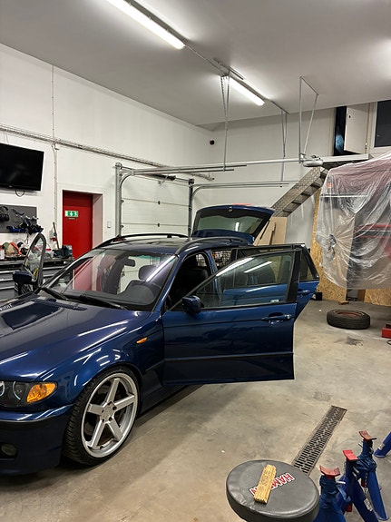 BMW 330d 2 of 8