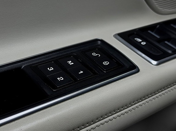 Jaguar XF 17 of 30