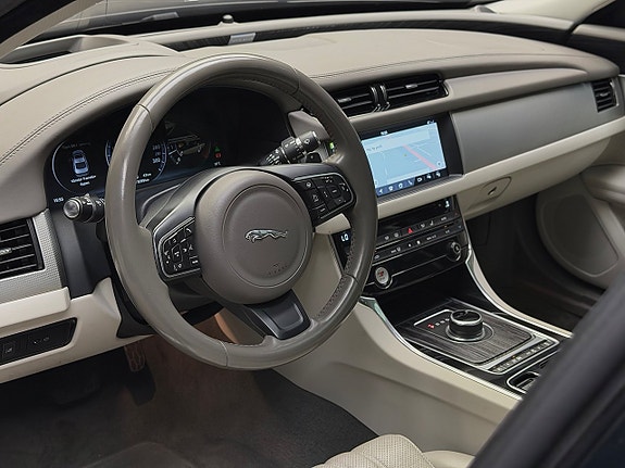 Jaguar XF 18 of 30