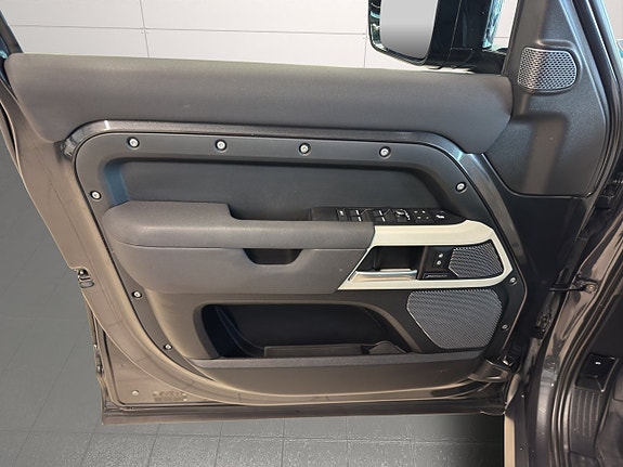 Land Rover Defender 90 23 of 28