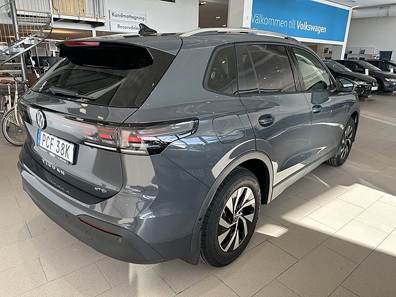 Volkswagen Tiguan 2 of 7