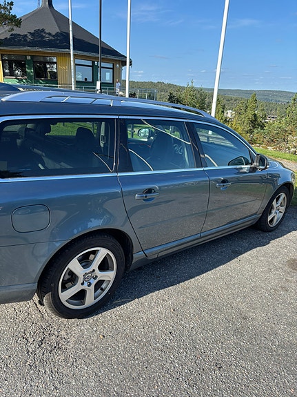 Volvo V70 2 of 7