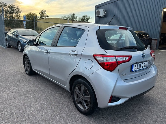 Toyota Yaris 8 of 28