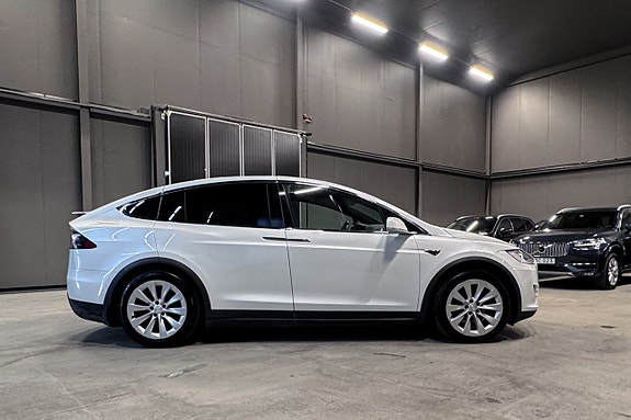 Tesla Model X 7 of 17