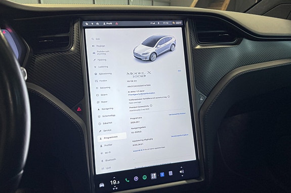 Tesla Model X 15 of 17