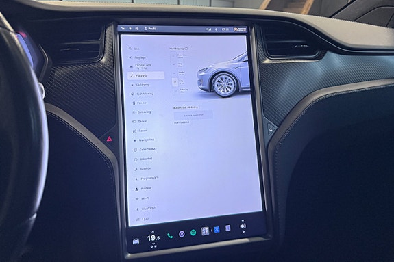 Tesla Model X 16 of 17