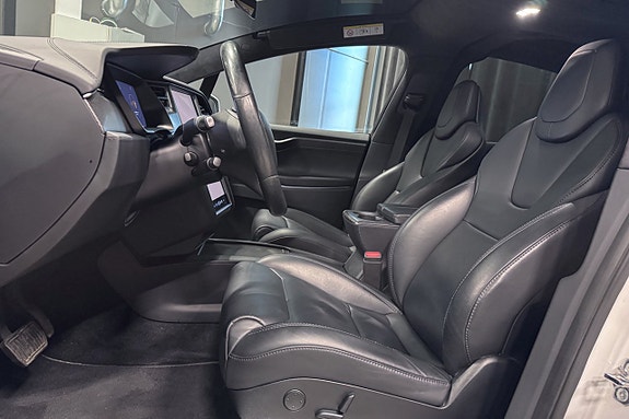 Tesla Model X 10 of 17