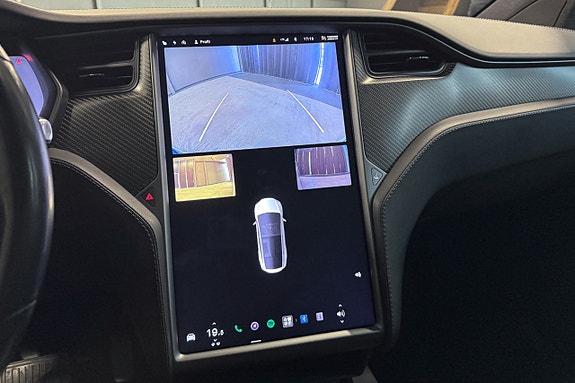 Tesla Model X 14 of 17