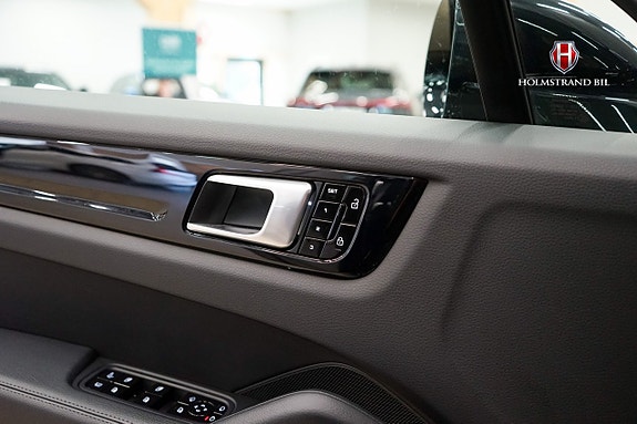 Porsche Cayenne 26 of 30