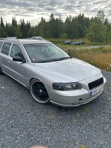 Volvo V70 2 of 7