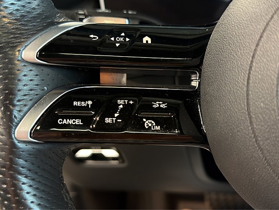 Mercedes-Benz GLC300 e 20 of 26