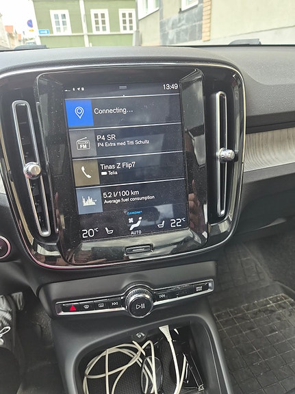 Volvo XC40 2 of 8